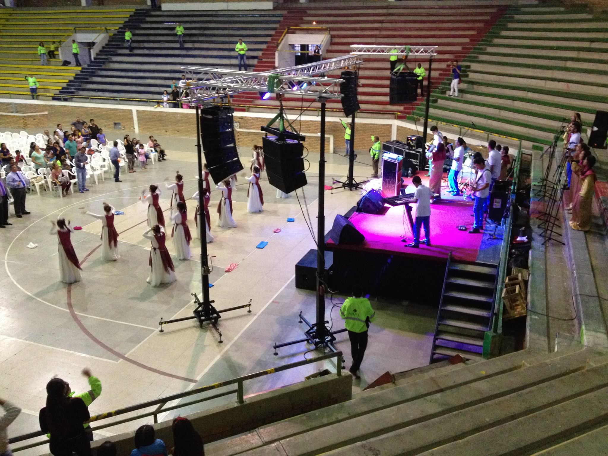 Stage with lifting towers @ Coliseo Cubierto Pitalito, Huila (Colombia)